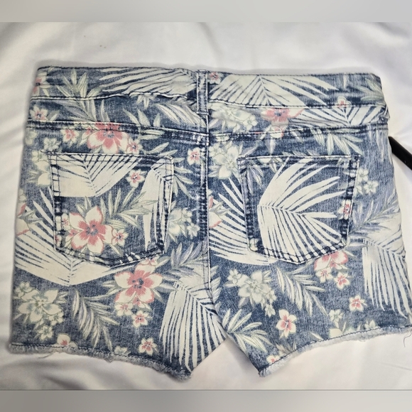 Cherokee Floral Denim Frayed-Hem Shorts (XL) – Tropical Palm & Blossom Print - Picture 5 of 5